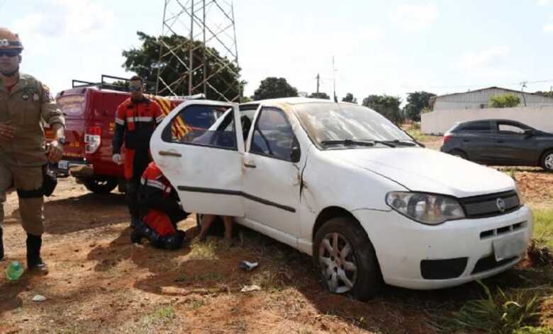 O carro girou uma vez no ar e parou com as quatro rodas para baixo, segundo a guarni&ccedil;&atilde;o