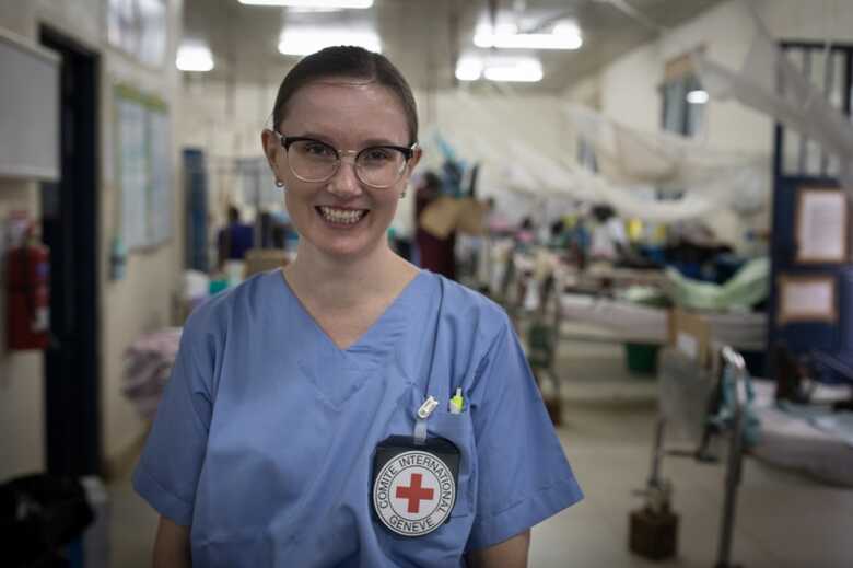 N&aacute;dia atua como cirurgi&atilde; em um hospital militar no Sud&atilde;o do Sul, onde &eacute; a &uacute;nica mulher da equipe