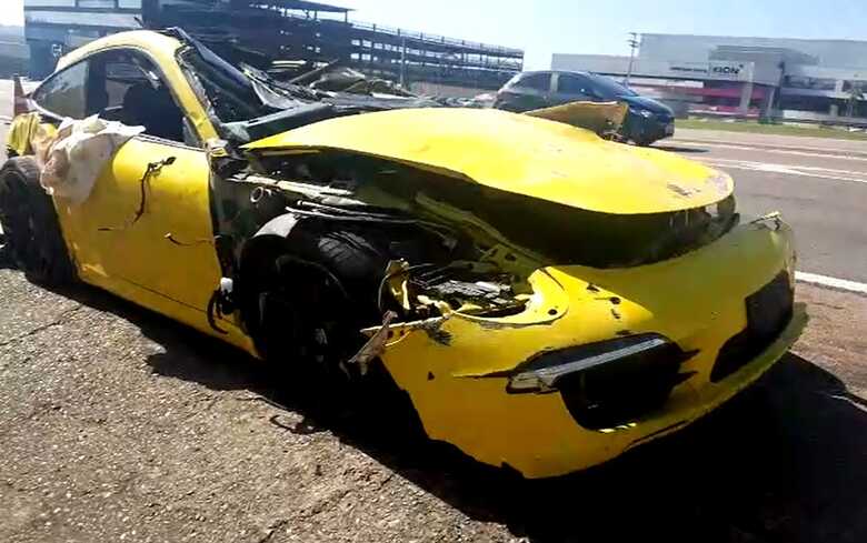 O ve&iacute;culo capotou devido a colis&atilde;o com o animal