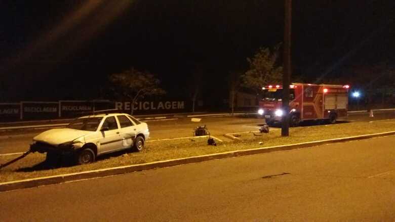 O motorista teria atingido um poste da avenida