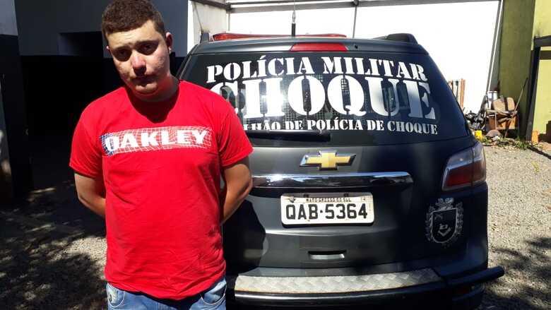 Durante a opera&ccedil;&atilde;o de buscas por Yvailton, a pol&iacute;cia aprendeu Rodrigo Tebaldi em flagrante por posse de arma