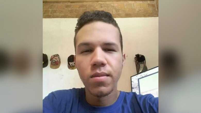 Informa&ccedil;&otilde;es sobre o paradeiro de John podem ser repassadas &agrave; pol&iacute;cia, pelo 190 ou 99273-0159 Lu&iacute;s Torraca pai