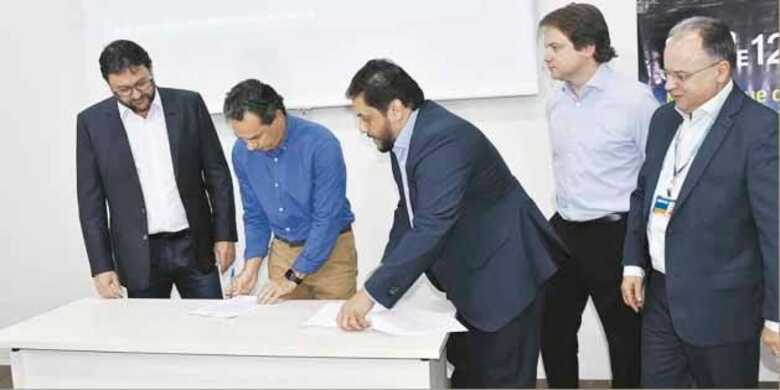 S&eacute;rgio Longen, Marquinhos Trad, Luiz Eduardo Costa, Cl&aacute;udio Mendon&ccedil;a e Paulo Gon&ccedil;alves assinam a Lei