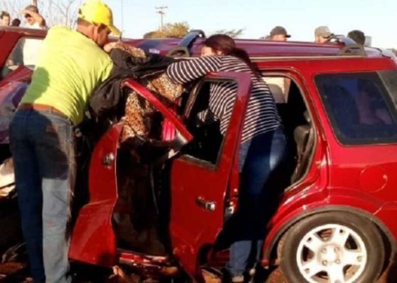Feridos dos veículos Uno e Ecosport, foram resgatados por equipes do Corpo de Bombeiros e Samu