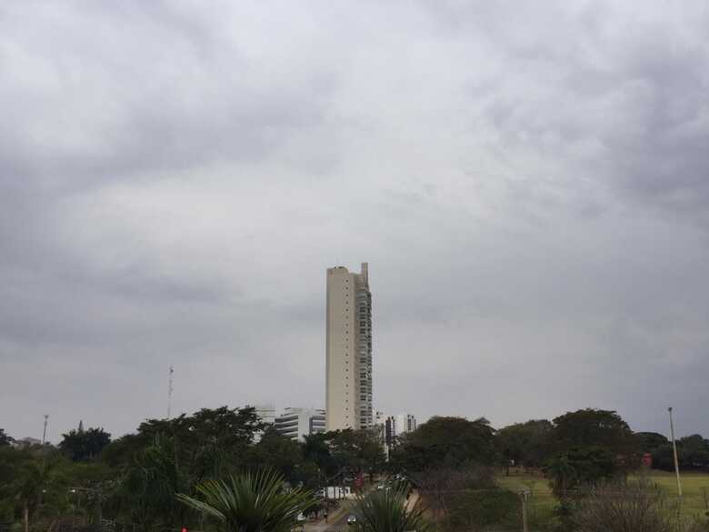 A umidade relativa do ar reduz chegando a 70%