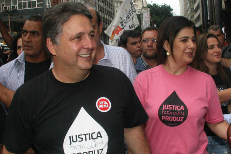 Anthony Garotinho e Rosinha Garotinho em passeata no Rio, em 2012