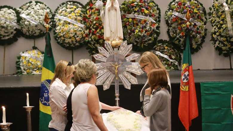 P&uacute;blico presta &uacute;ltima homenagem ao cantor Roberto Leal durante vel&oacute;rio em S&atilde;o Paulo