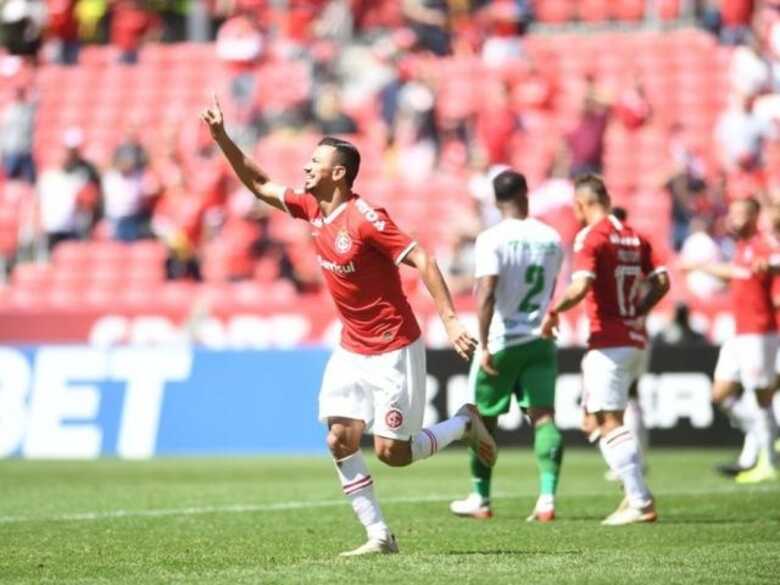 Rodrigo Lindoso comemora gol marcado na reta final de partida, em Porto Alegre