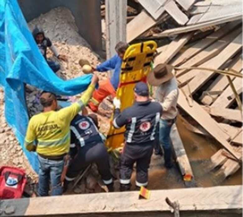 Equipe do Samu de S&atilde;o Gabriel do Oeste executou o resgate do motorista que estava no caminh&atilde;o, Jos&eacute; Valdir Antunes