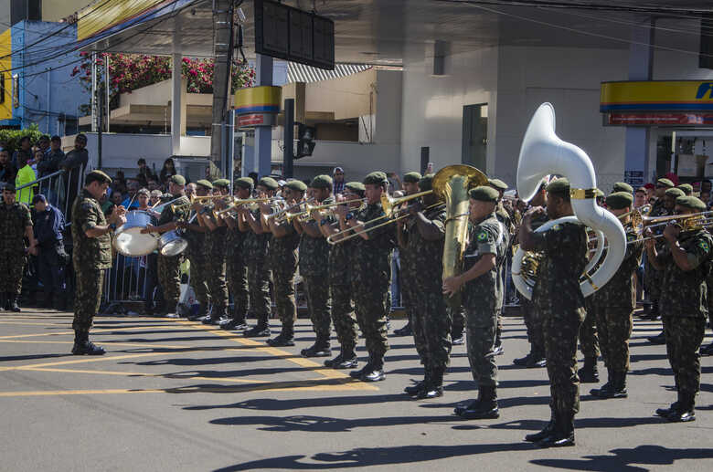 Desfilam ainda ex-combatentes da For&ccedil;a Expedicion&aacute;ria Brasileira (FEB)