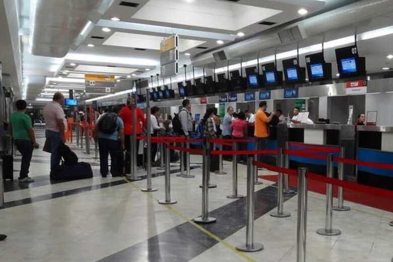 O aeroporto segue aberto para pousos e decolagens