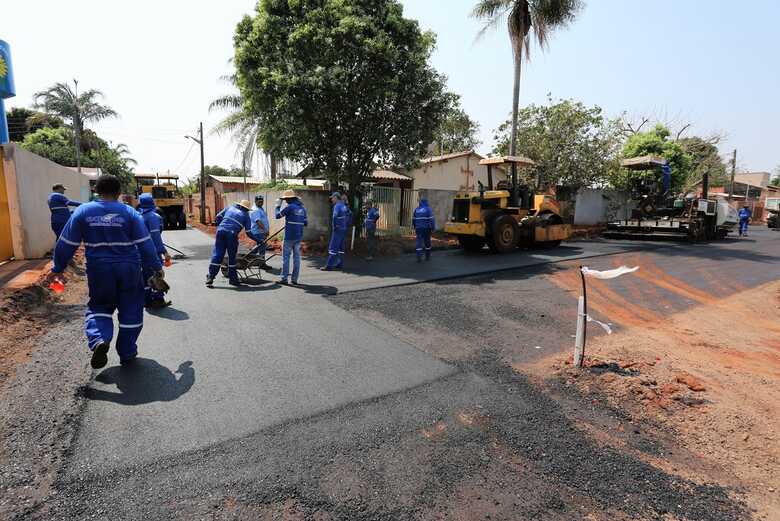 Foram asfaltadas 44 ruas, no Jardim Anache, que receberam 2,2 km de drenagem e 9,1 km de pavimentação