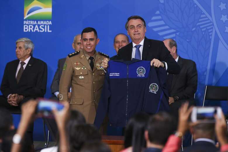 “Tem que botar na cabeça dessa garotada a importância dos valores cívicos-militares”, disse o presidente Bolsonaro