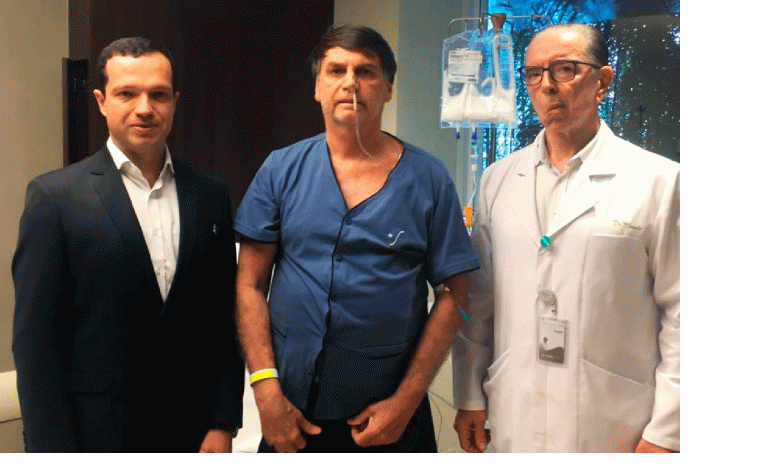 Jair Bolsonaro ao lado dos médicos Dr. Luiz Henrique Borsato e Dr. Antonio Luiz Macedo