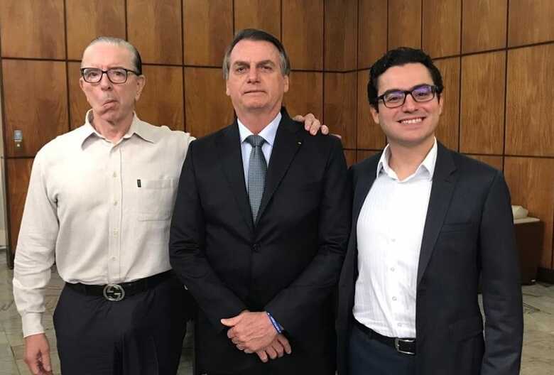 Bolsonaro divulga foto com o médico Antônio Macedo (à esquerda)