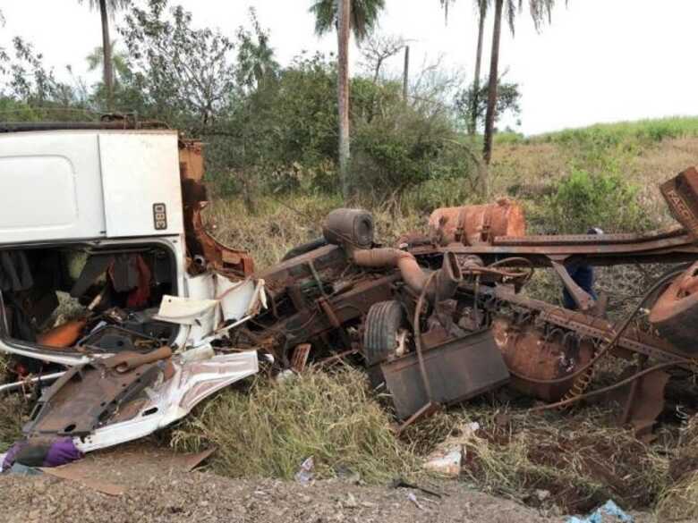 O veículo estava carregado com cama de frango