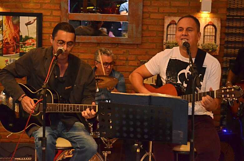 A dupla Am&eacute;rico e Nando abrir&aacute; o show com tributo
