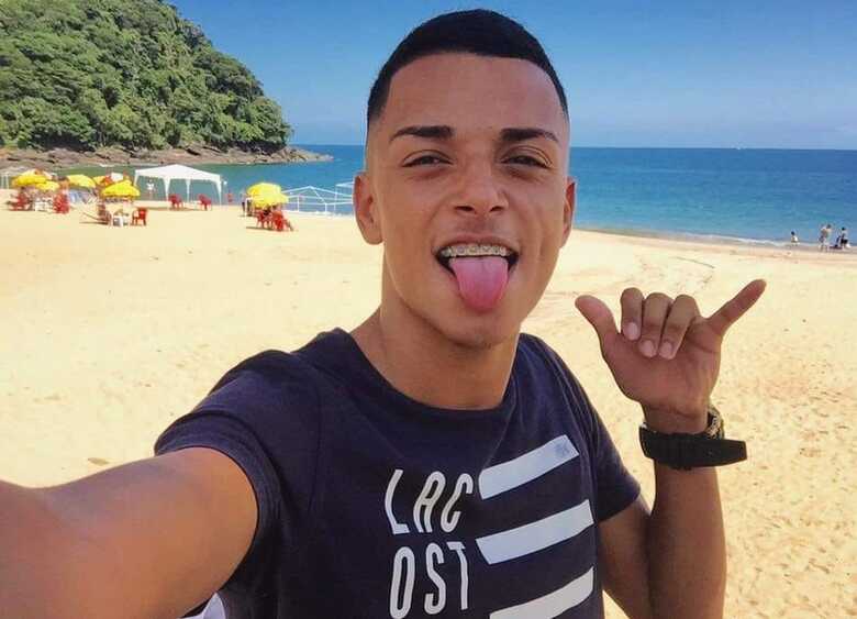 Ewerton Rodrigues, jogador do Esporte Clube Rio da Praia, morreu aos 21 anos