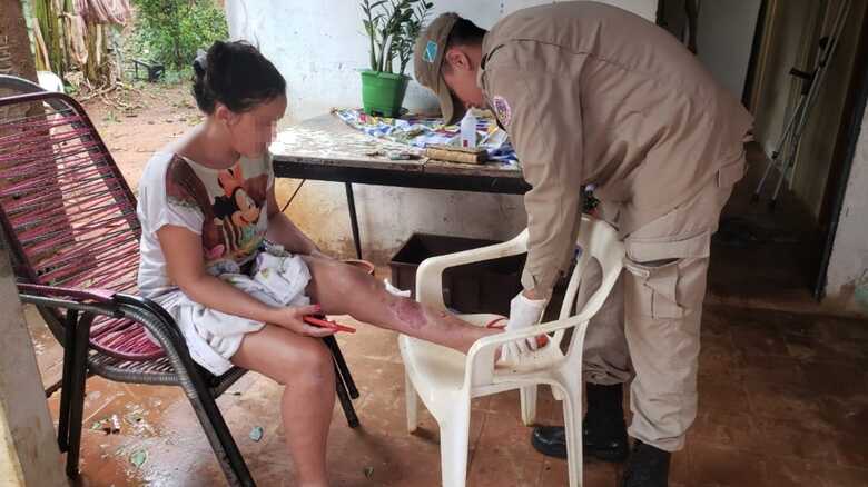 Ap&oacute;s a queda da &aacute;rvore, mulher fica com a perna ferida e &eacute; socorrida pelos militares do Corpo de Bombeiros
