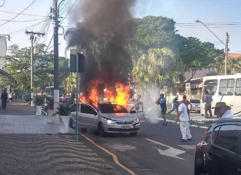 Homem ateia fogo a carro para matar a ex-namorada em Pirassununga (SP)