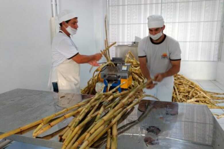 Caldo de cana em copos de 300ml s&atilde;o comercializados em algumas cidades do estado