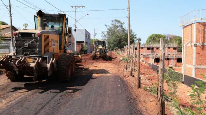 Já começou a terraplanagem do trecho de 700 metros da Rua Globo de Ouro, entre a Avenida Graciliano Ramos e a Rua Venezuela