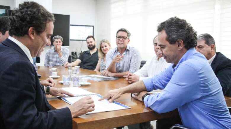 Prefeito Marquinhos Trad em reunião com secretários e presidente da Caixa Econômica Federal, Pedro Guimarães