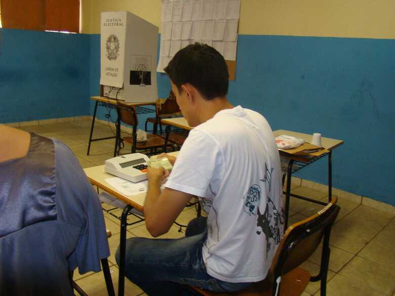 Vale como período de eleição a véspera e o dia do pleito