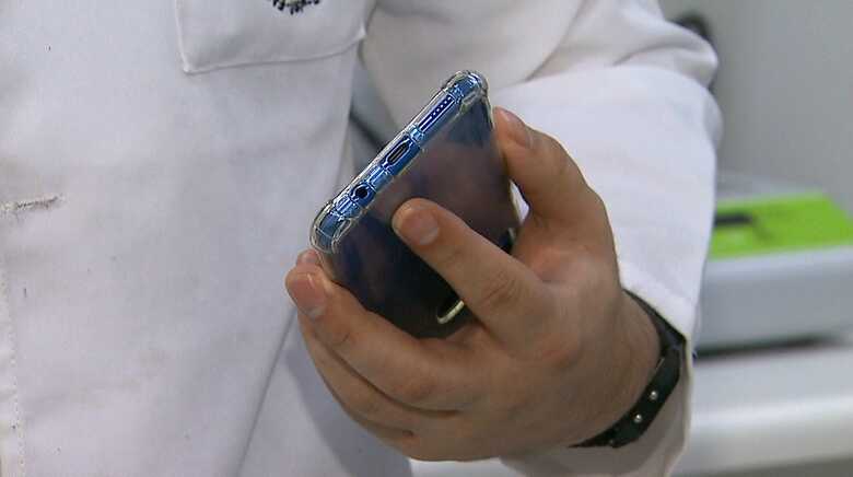 Se um profissional dar uma olhada no aparelho e guarda-lo no bolso estar&aacute; andando pela UTI com a contamina&ccedil;&atilde;o no bolso, diz pesquisador