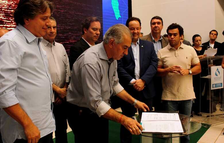 No &uacute;litmo s&aacute;bado Reinaldo Azambuja assinou o contrato do Programa &ldquo;Avan&ccedil;ar Cidades&rdquo; na sede da Sanesul