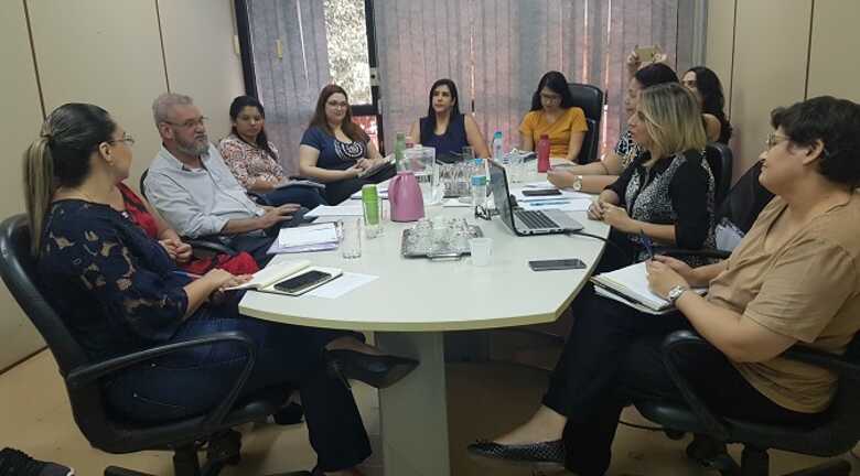 Representante do Conass, Mércia Gomes e os responsáveis pelo encaminhamento dos trabalhos, pela SES, os assessores Lilian Furuta e Thiago Mishima
