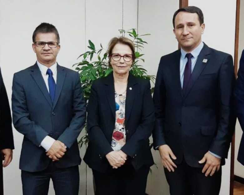 O prefeito de Sonora, Enelton Ramos da Silva, a ministra e o Prefeito de Paraíso das Águas, Ivan Xixi