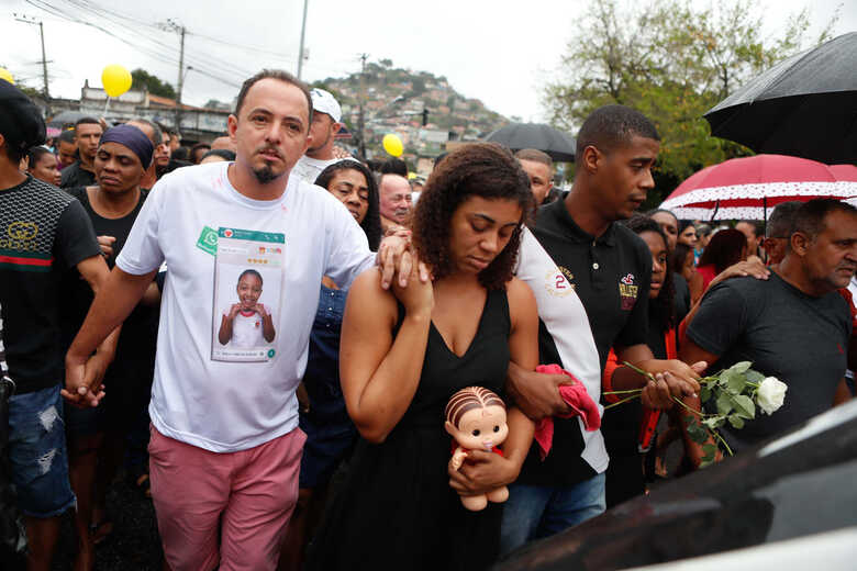 M&atilde;e e familiares de &Aacute;gatha em sepultamento