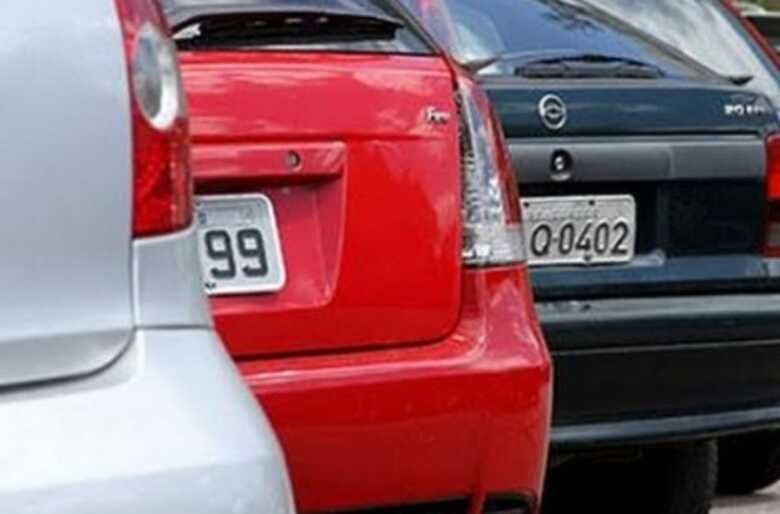 O motorista flagrado circulando com veículo não licenciado comete infração com aplicação de multa de R$ 293,47