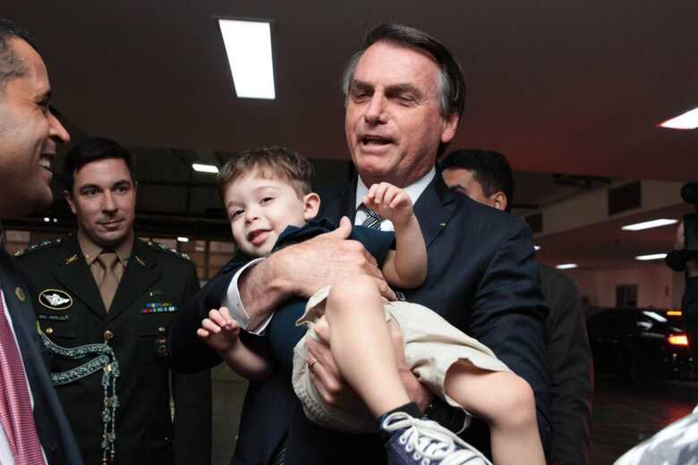 Jair Bolsonaro interrompeu sua agenda para participar da festa de Artur