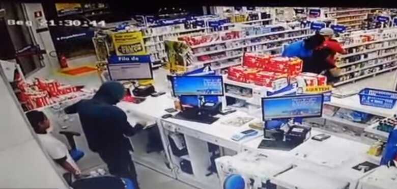 C&acirc;meras de seguran&ccedil;a do local flagraram o momento da a&ccedil;&atilde;o