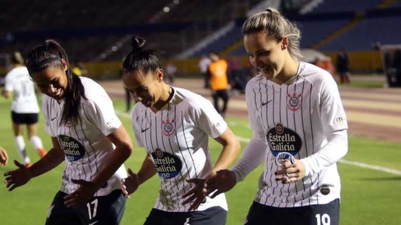 Jogadoras do Corinthians comemoram gol contra a Ferrovi&aacute;ria na final da Libertadores Feminina