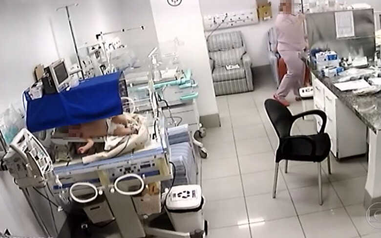 A mãe da criança entrou na sala logo depois e percebeu a agitação de uma técnica de enfermagem e uma médica