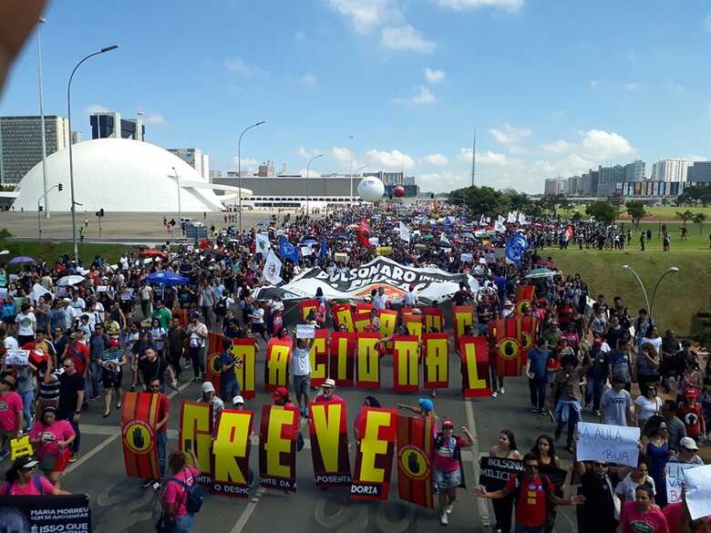 Mobilização nacional foi convocada pela Confederação Nacional dos Trabalhadores em Educação