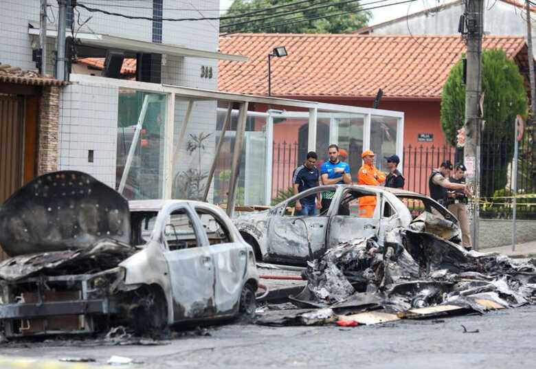 Acidente com avião matou três pessoas em Belo Horizonte e destruiu carros