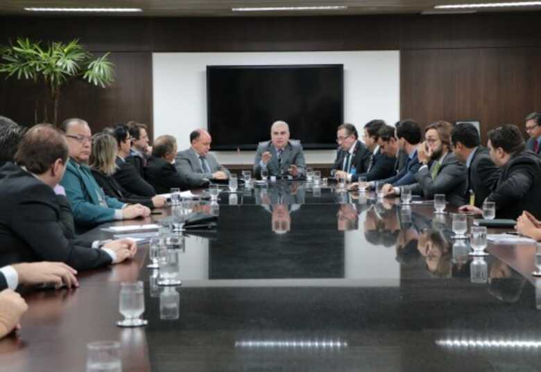 O desembargador Sérgio Martins em reunião com representantes de diversas entidades que ajudaram na elaboração da proposta