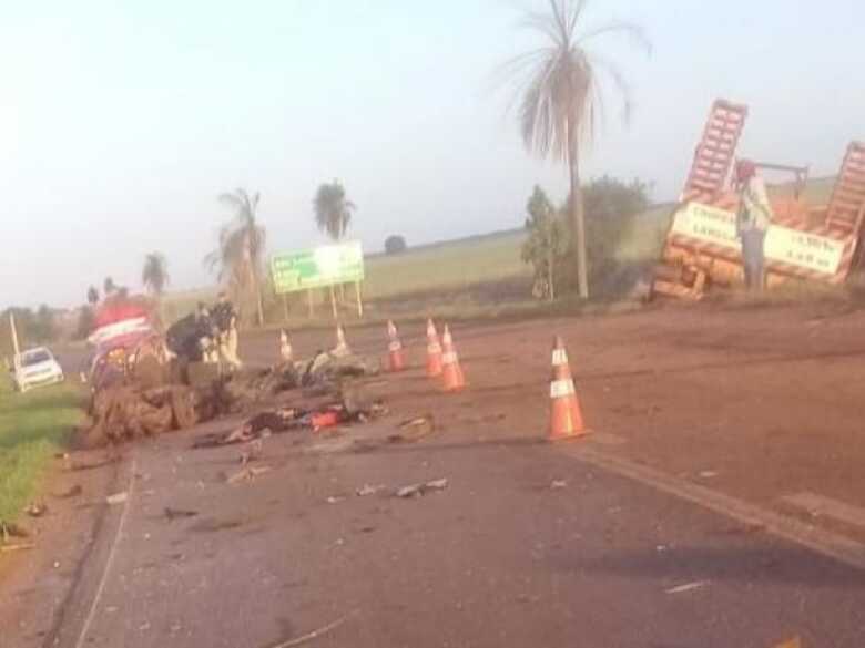 O carro ficou completamente destruído; o motorista da carreta teve apenas ferimentos leves