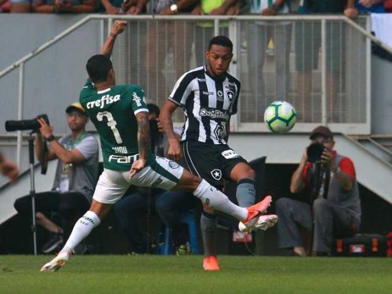 A partir das 20h, Palmeiras tenta se recuperar da derrota contra o Santos, jogando no estádio Pacaembu, contra o Botafogo