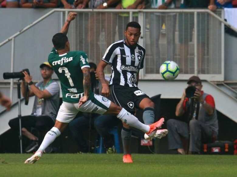 A partir das 20h, Palmeiras tenta se recuperar da derrota contra o Santos, jogando no est&aacute;dio Pacaembu, contra o Botafogo