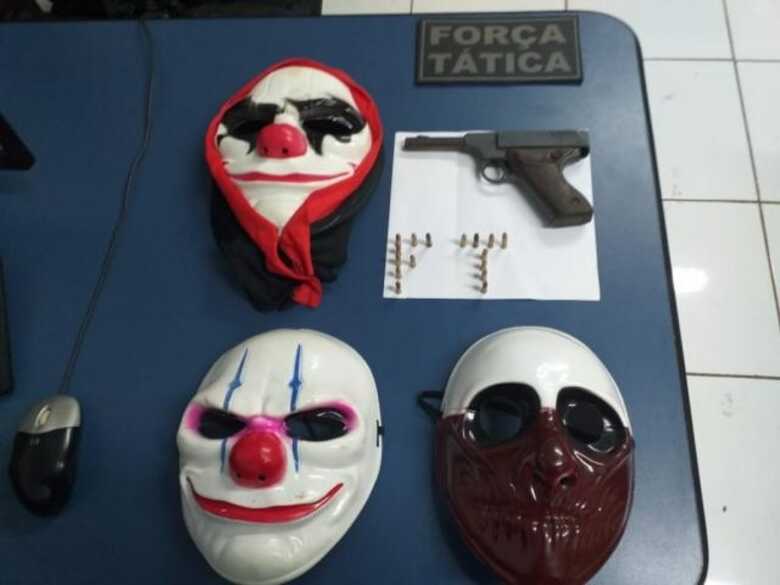Próximo ao forro de um armário embutido, encontraram ainda uma sacola com três máscaras de palhaço, uma arma de fogo e 71 munições