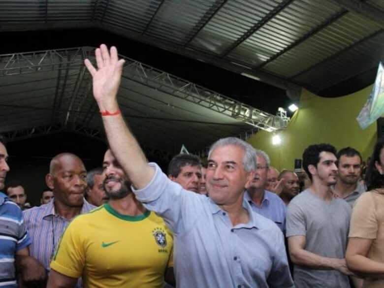 O governador Reinaldo Azambuja durante a “festa da vitória”
