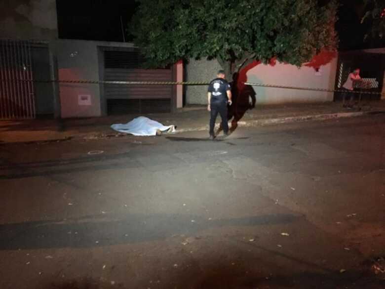 O tiros de calibre 9 mil&iacute;metros acertaram o peito, a barriga, no bra&ccedil;o e no queixo da v&iacute;tima