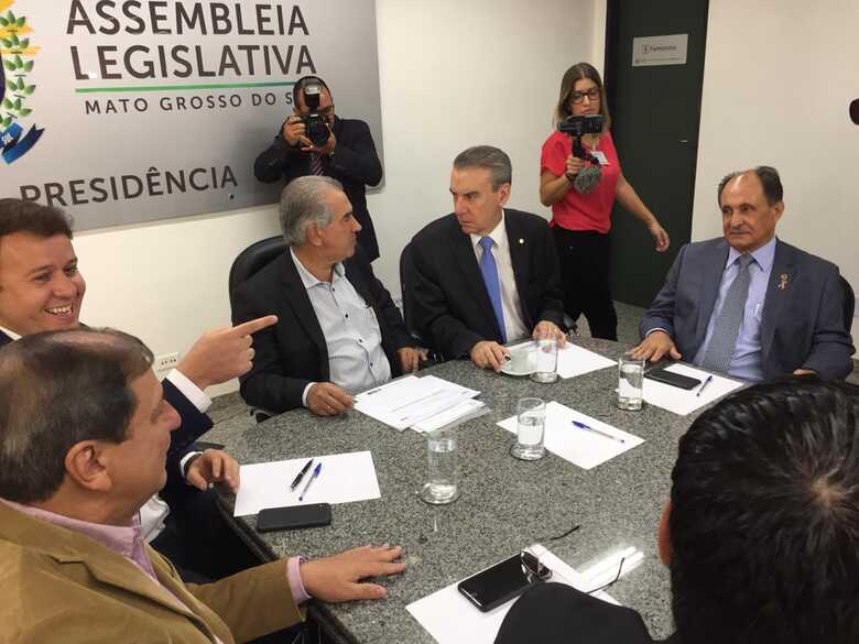 O governador Reinaldo Azambuja durante reunião com deputados nesta manhã