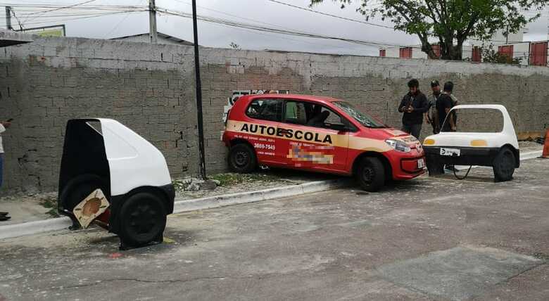 Carro da auto escola, após bater em muro do Detran em Curitiba