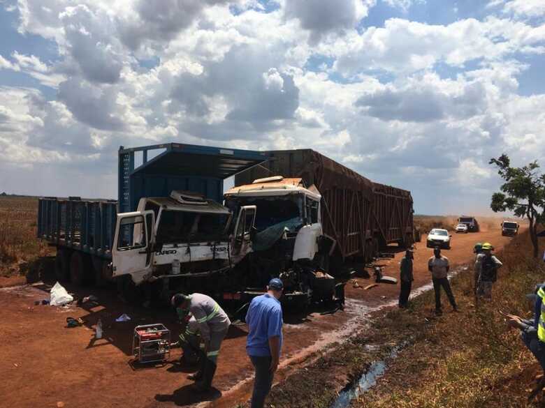 Colis&atilde;o entre uma caminh&atilde;o Cargo e um caminh&atilde;o bitrem canavieiro